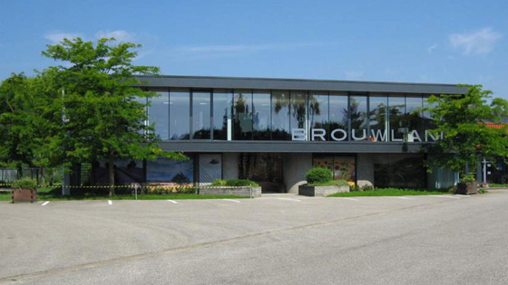 Vorderansicht des Brouwland-Büros und des Parkplatzes.
