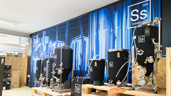 Ss Brewtech-Fermenter im Schaufenster des Brouwland-Shops.