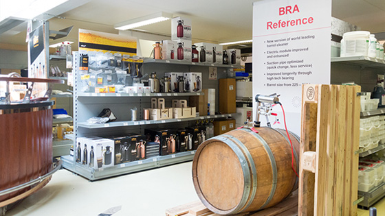 Die Regale des Brouwland Shops mit einem Eichenfass im Vordergrund.